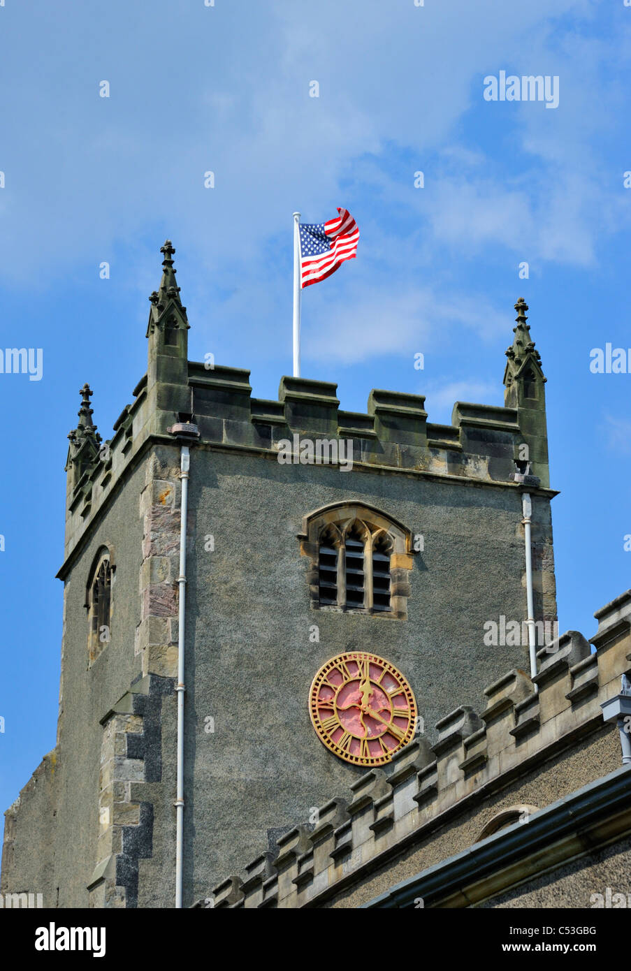 Le 'Stars and Stripes' volant à l'église de Saint Oswald. Warton, Lancashire, Angleterre, Royaume-Uni, Europe. Banque D'Images