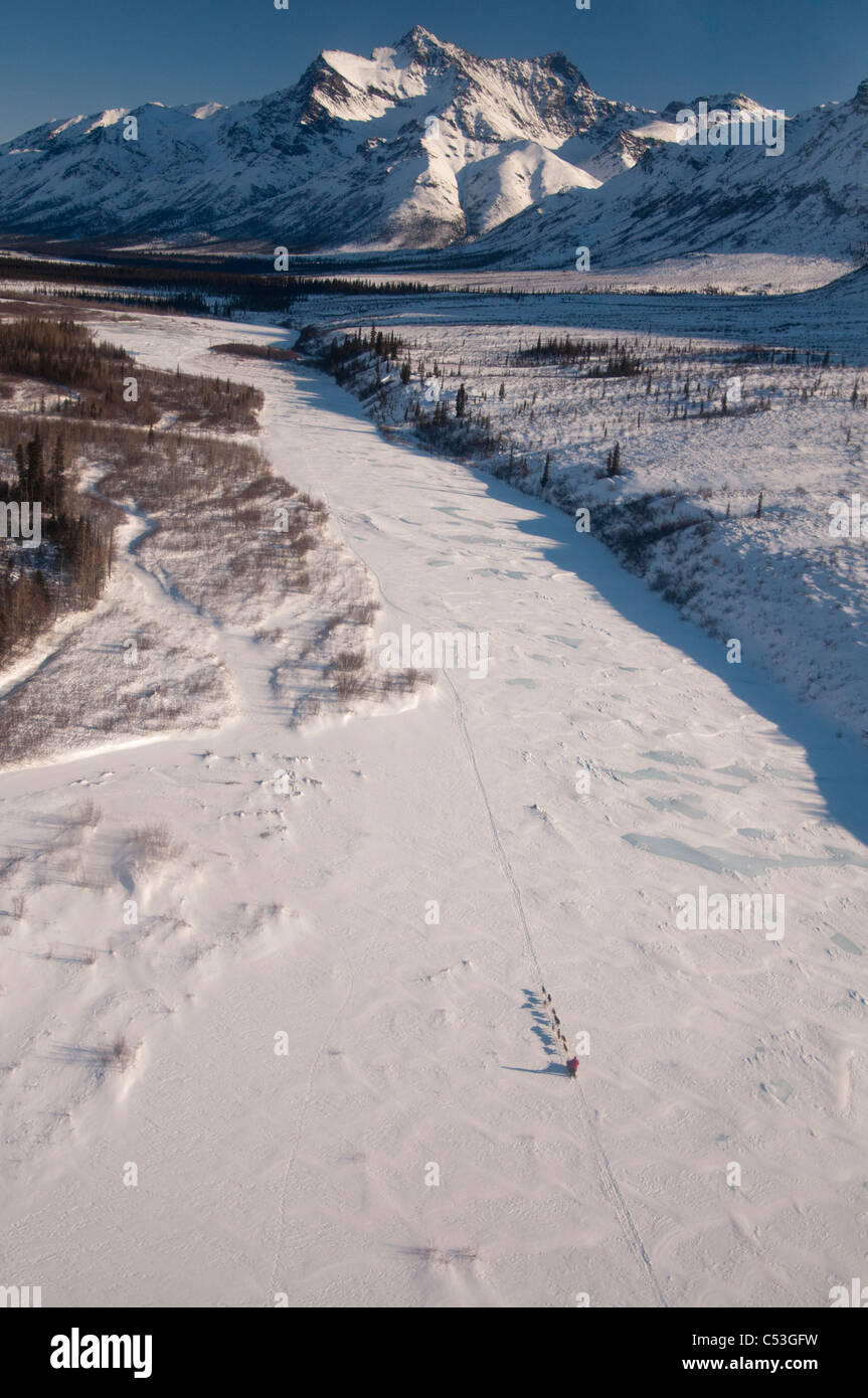 L'équipe de chien mushing sur l'embranchement nord de la rivière Koyukuk dans Gates of the Arctic National Park, Alaska Banque D'Images