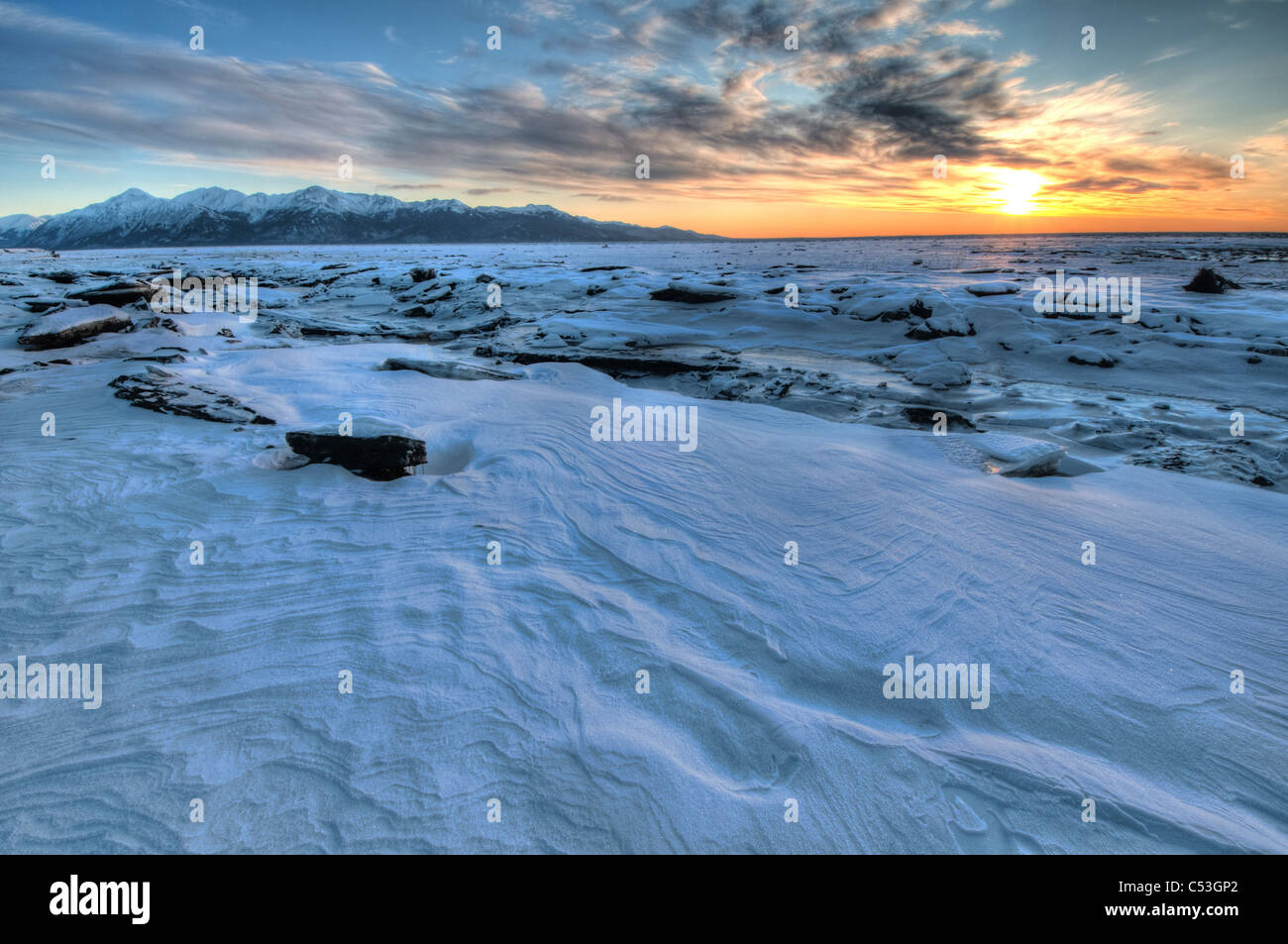 Coucher du soleil sur la neige soulevée par le vent et la glace, Anchorage Coastal Wildlife Refuge, Soutcentral Alaska, Winter, HDR Banque D'Images