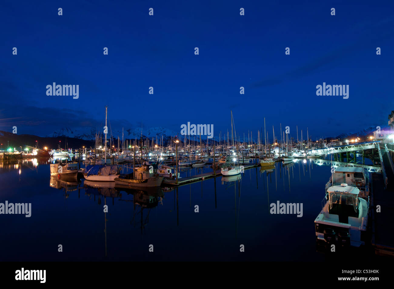 Vue nocturne de la Seward petit bateau port, péninsule de Kenai, Southcentral Alaska, printemps Banque D'Images