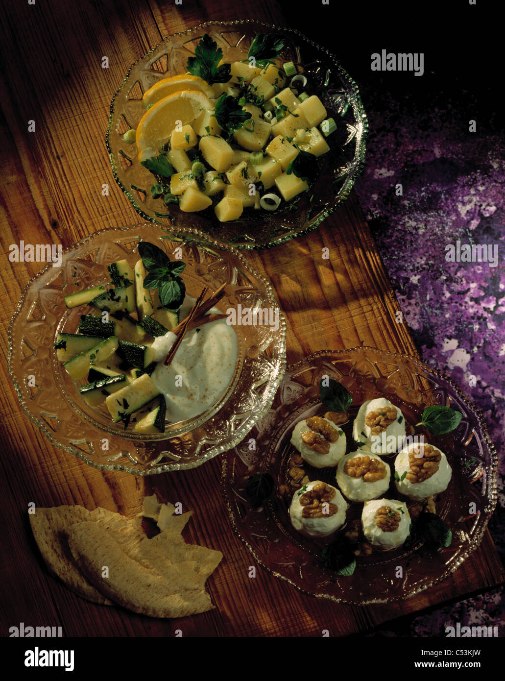 Tableau : Courgette avec du yogourt - cannelle - pomme de terre - arabe / sauce à salade / yaourt aux noix boules Banque D'Images