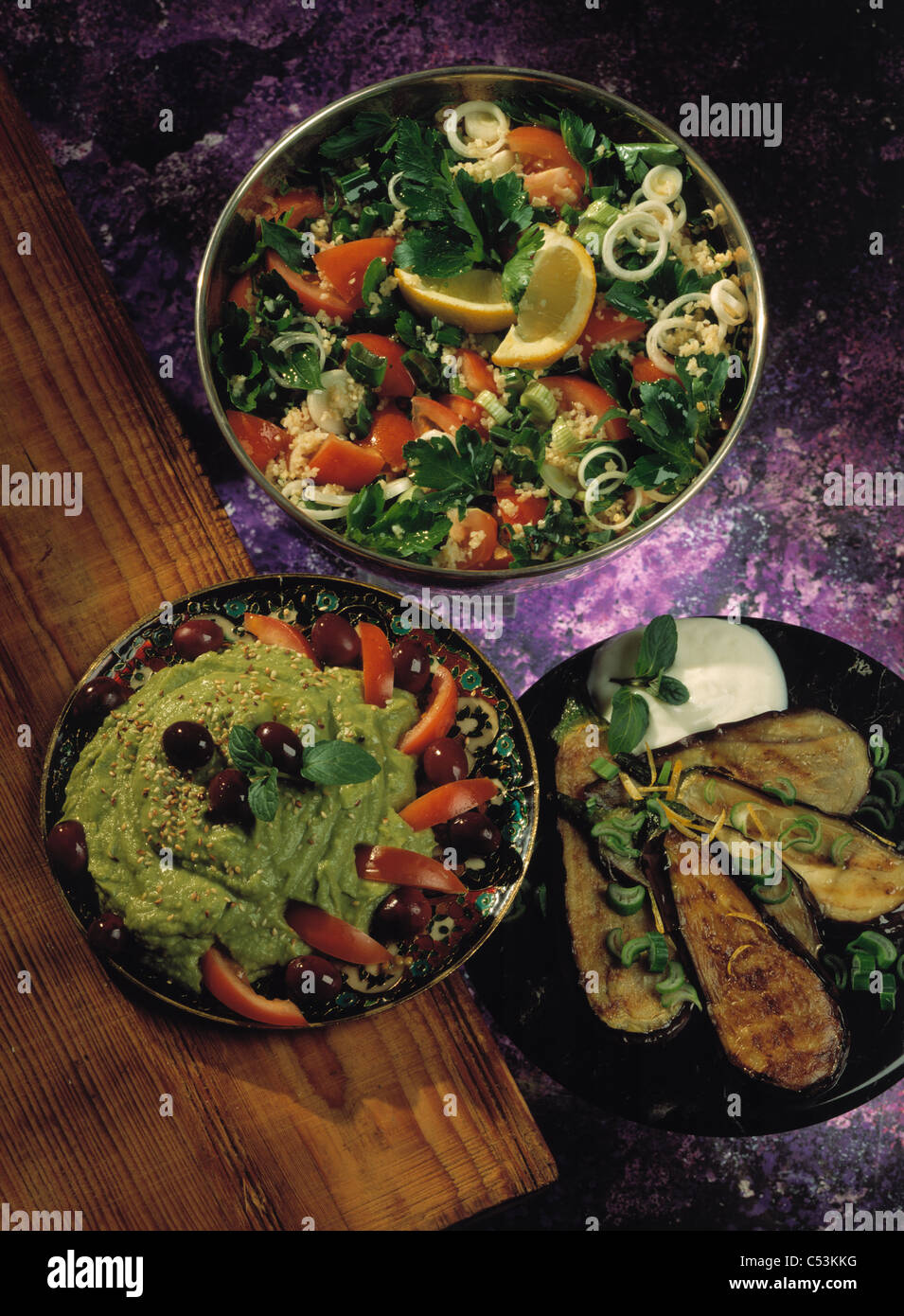 Tableau : salade de boulgour au persil / avocado / Tahini bi aubergines avec sauce au yogourt Banque D'Images