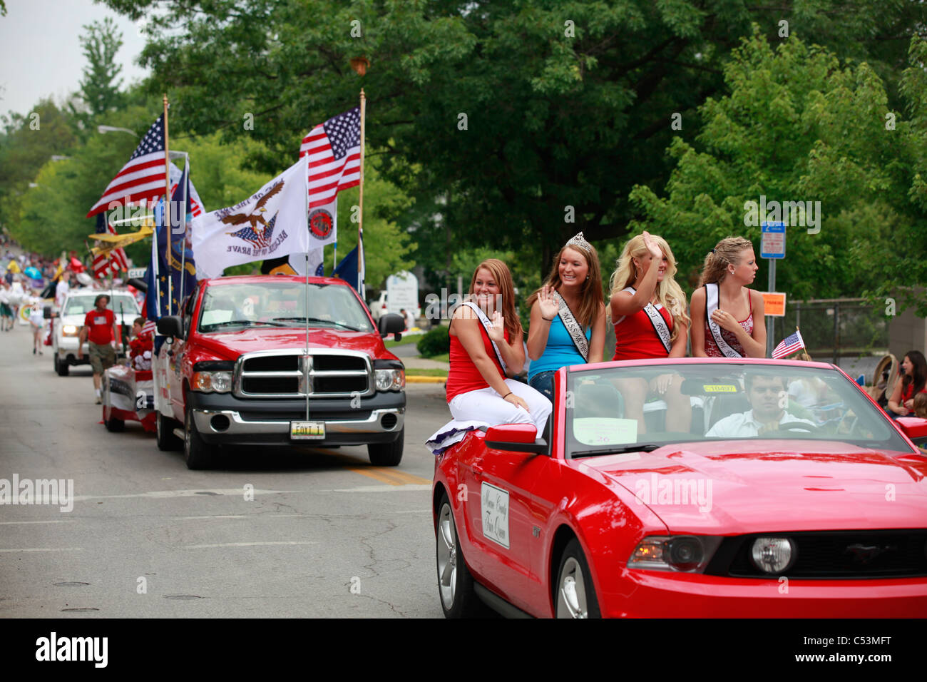 2010 Monroe County Fair Queens équitation dans Mustang rouge pendant 4 juillet Parade --- Bloomington Banque D'Images