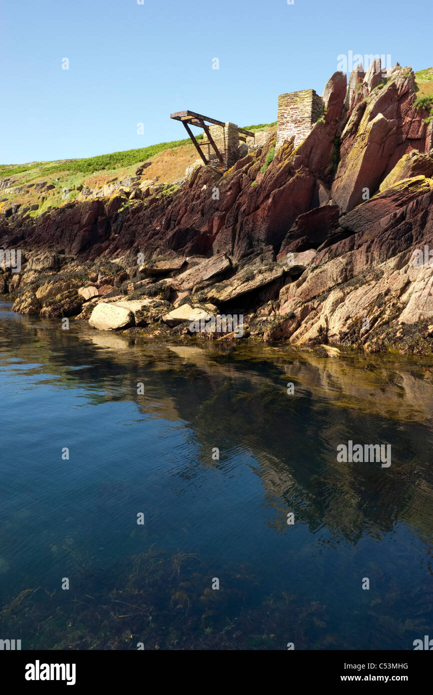 La mer bleu clair et côte rocheuse à South Haven Skokholm Pembrokeshire île South Wales UK Banque D'Images