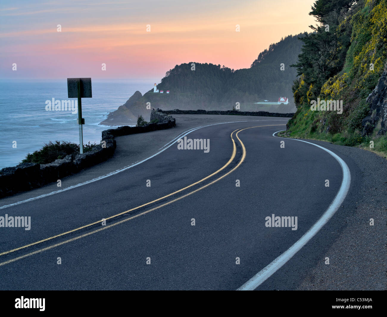 Route menant au phare de Heceta au lever du soleil. Oregon Banque D'Images