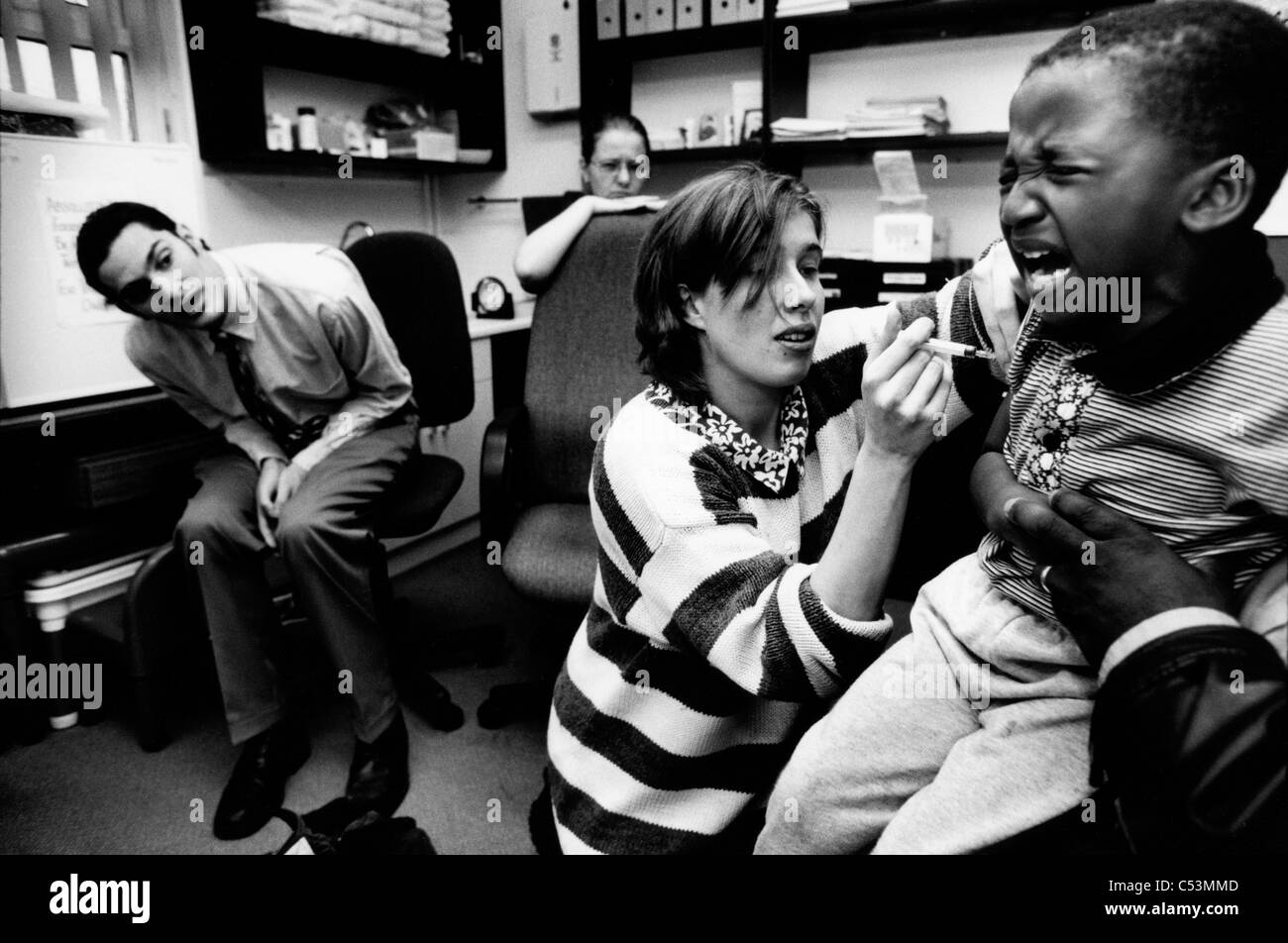 La réception de l'enfant vaccination au centre de santé local. Liverpool, 1999. Angleterre, Royaume-Uni Banque D'Images