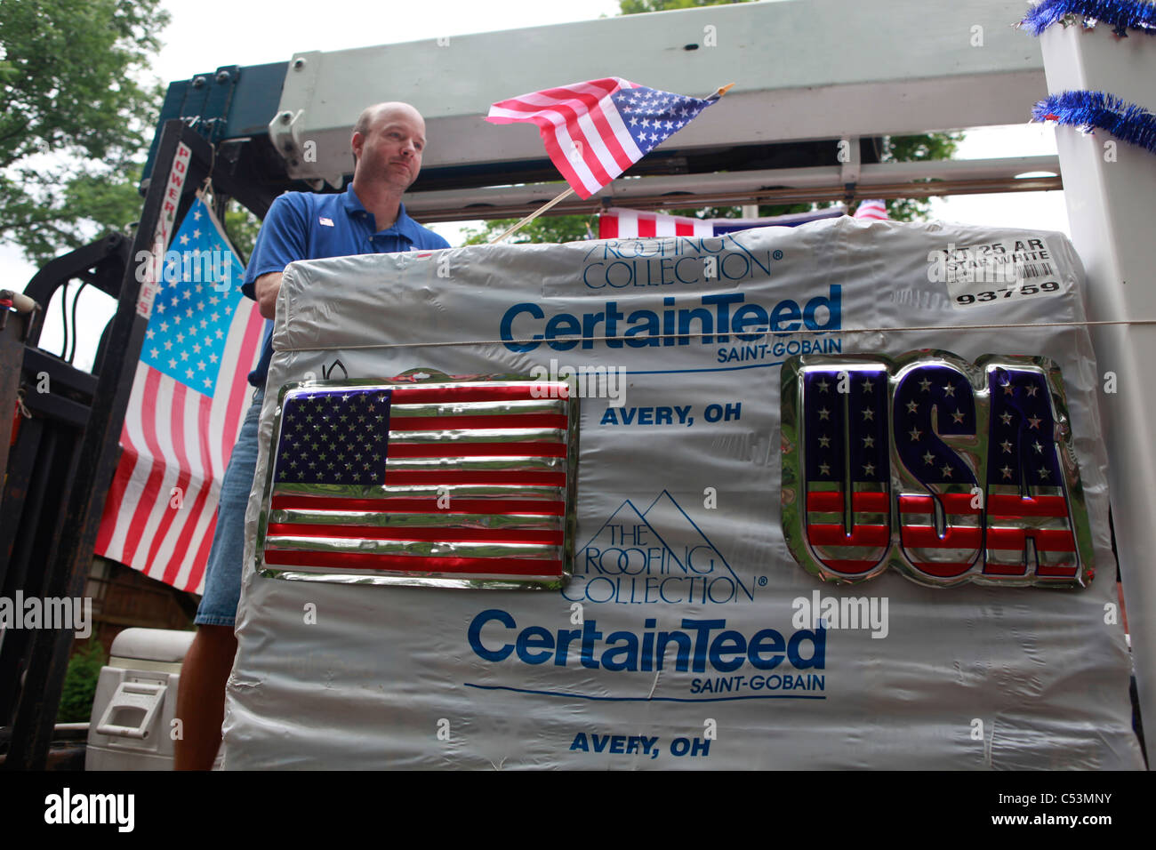 Flotteur de Certainteed man holding American Flag Parade du 4 juillet --- Bloomington Banque D'Images