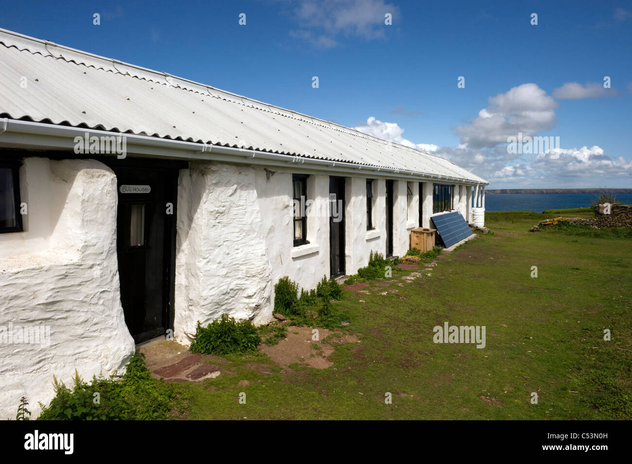 Hébergement sur l'île de vie Skokholm Pembrokeshire South Wales UK ; Skomer Island dans la distance. Banque D'Images