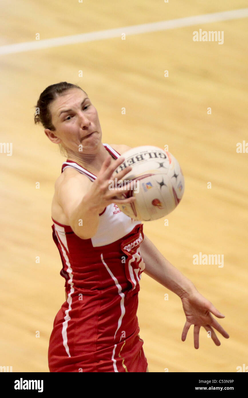 05.07.2011 Rachel Dunn de l'Angleterre en action lors de la piscine d match entre l'Angleterre et la Barbade, Mission Foods World Championships 2011 Netball du Singapore Indoor Stadium à Singapour. Banque D'Images