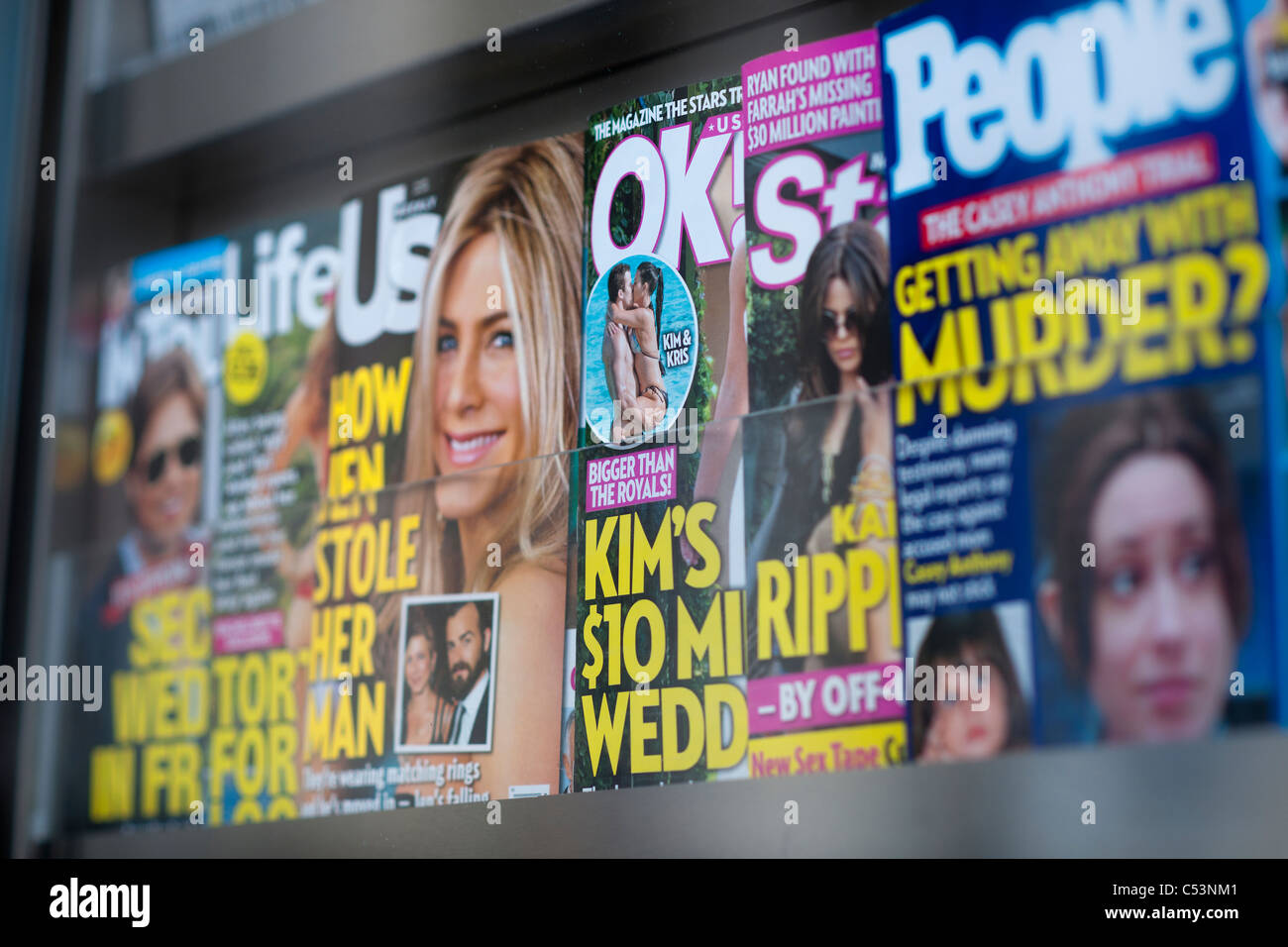 OK ! Le magazine hebdomadaire est observé avec d'autres magazines tabloïds célébrité affiché dans un kiosque à New York Banque D'Images