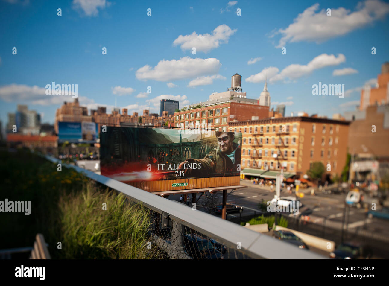 Un panneau annonce les nouveaux "Harry Potter et les Reliques film Hallows-Part 2' le long de la populaire Le parc High Line à New York Banque D'Images