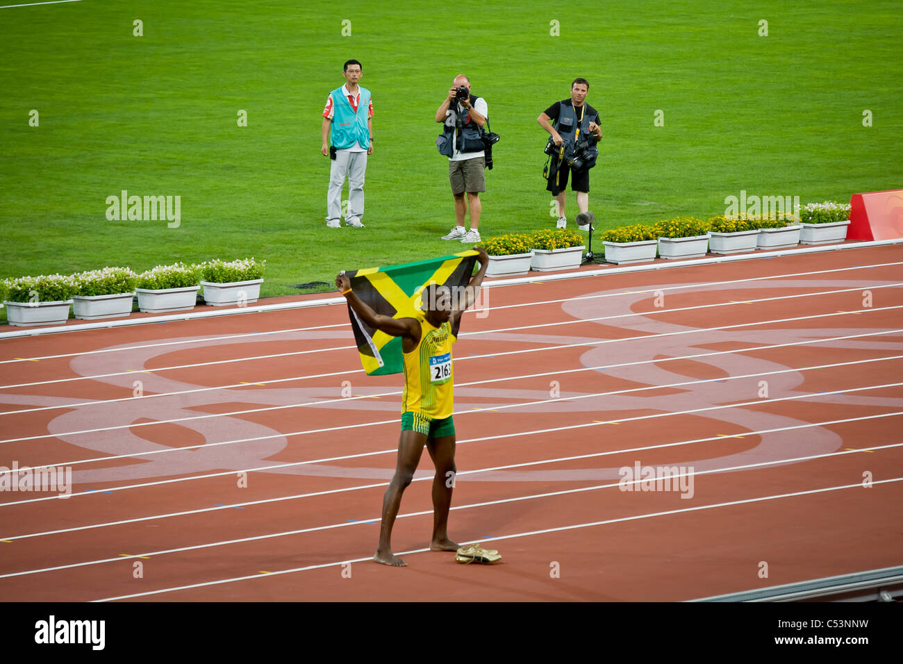 100 Mètres Masculin Aux Jeux Olympiques D'été De 1984 PÉKIN, CHINE : Usain Bolt tenant le drapeau jamaïcain après avoir