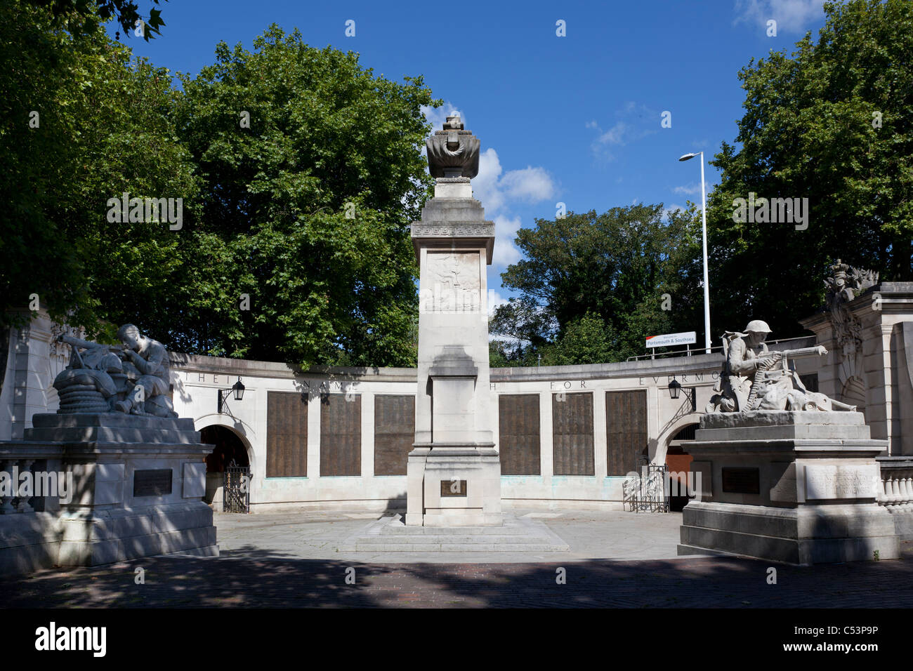 Le Cénotaphe, Portsmouth Guildhall Square, monument commémoratif de guerre Banque D'Images