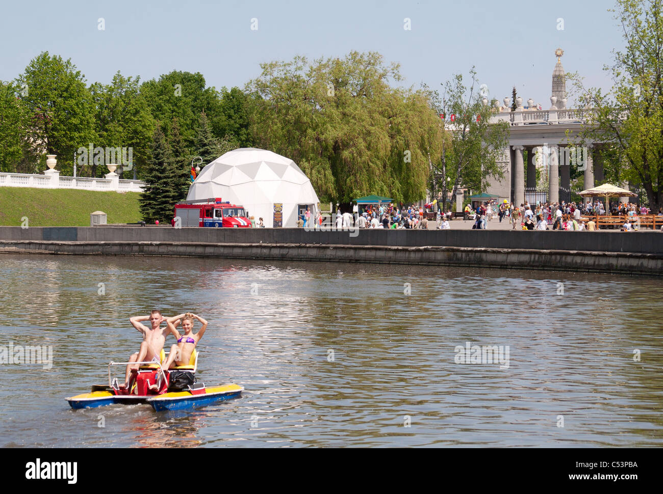 Voir à la rivière Svisloch et vert parc d'été à Minsk, Bélarus Banque D'Images