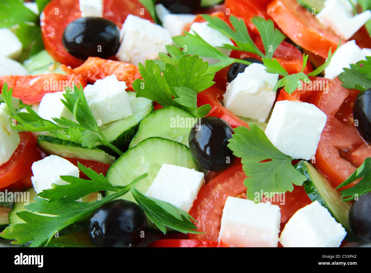 Salade grecque aux olives, tomates et fromage feta Banque D'Images