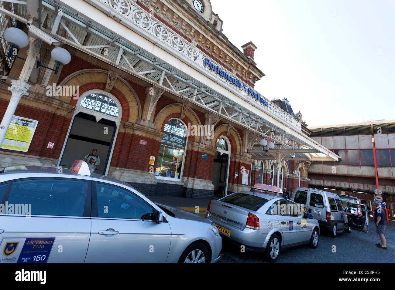 La gare de Portsmouth avec l'attente des taxis. Banque D'Images