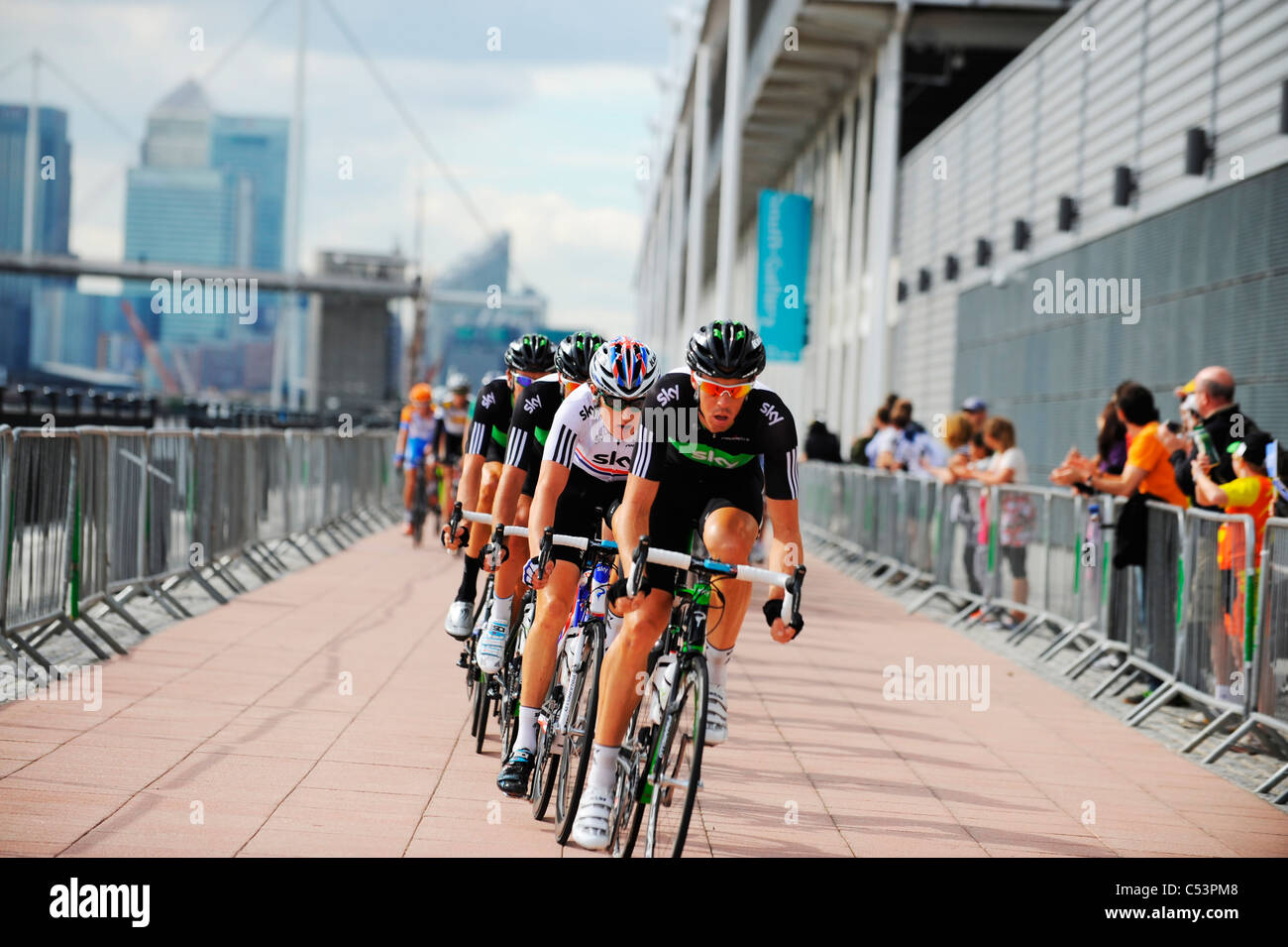 Le chef de l'équipe Sky 2010 Tour of Britain Peleton dans les Docklands de Londres sur l'étape finale de la tournée de huit jours Banque D'Images