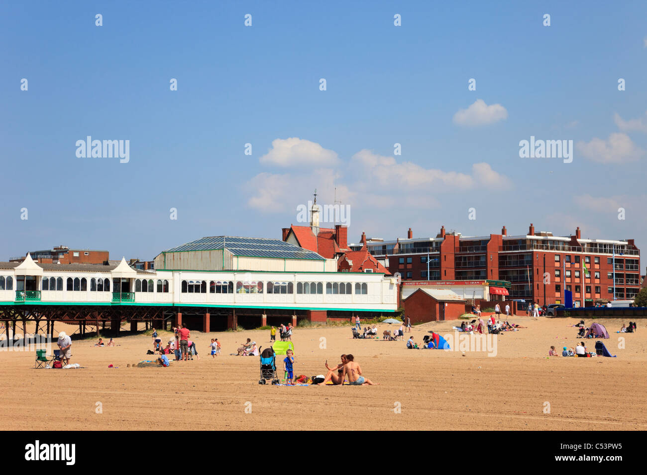 Lytham St Annes, Lancashire, England, UK. Les vacanciers sur la plage de sable par pier en station balnéaire Banque D'Images