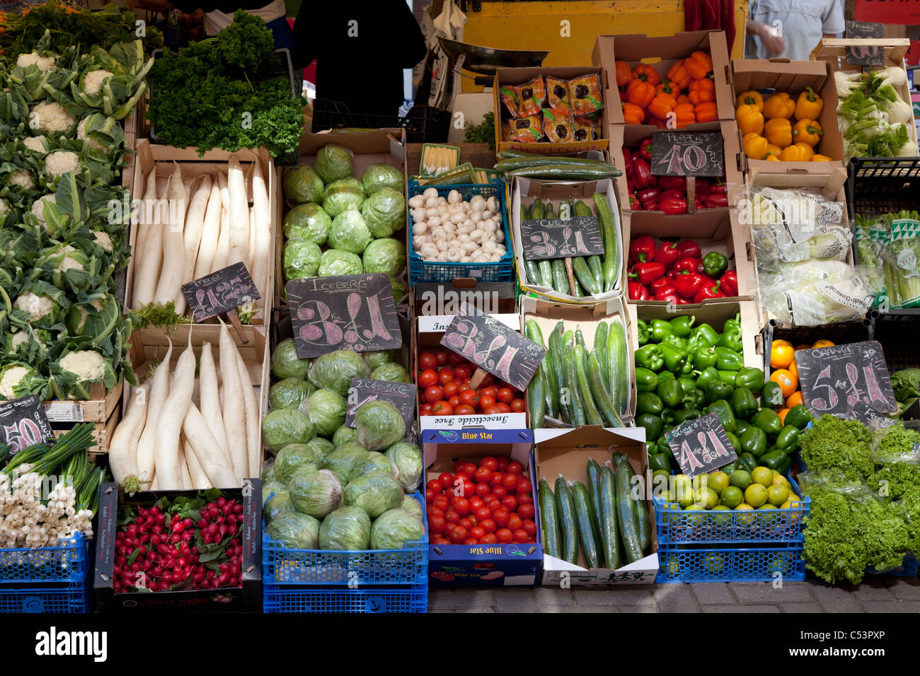 Boîtes de légumes et salade légumes sur market stall Banque D'Images