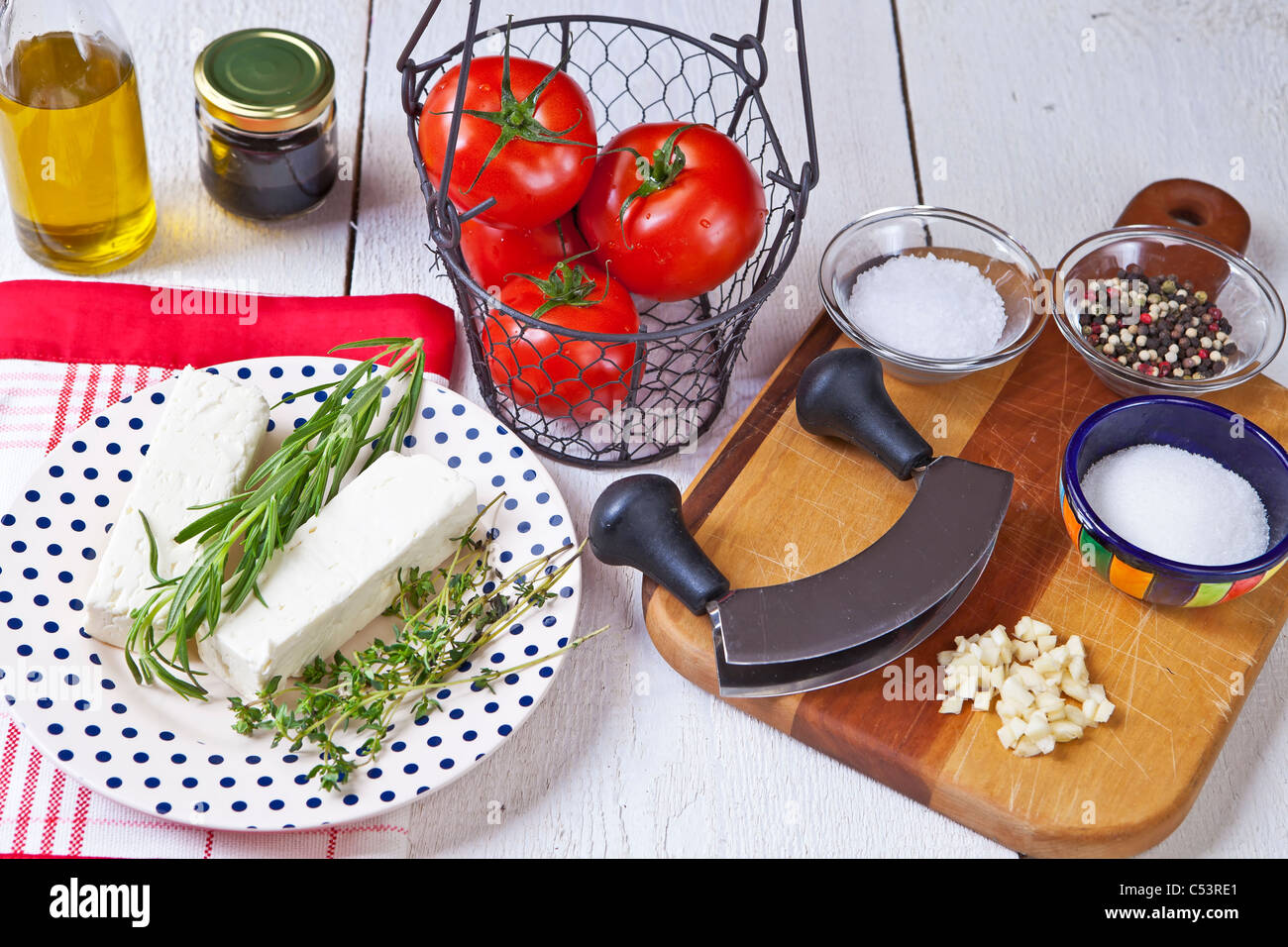Des légumes frais pour un repas d'été léger avec le fromage feta et tomates Banque D'Images