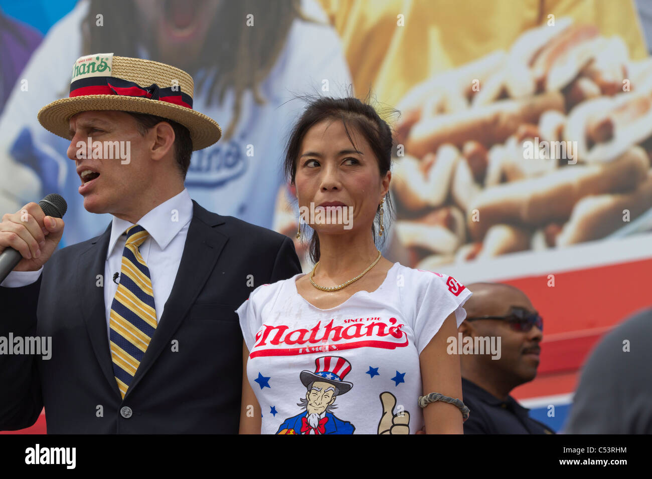 Runner-up Julia Lee au Nathan's Famous International Hot Dog Eating Contest dans Coney Island le 4 juillet, 2011 Banque D'Images