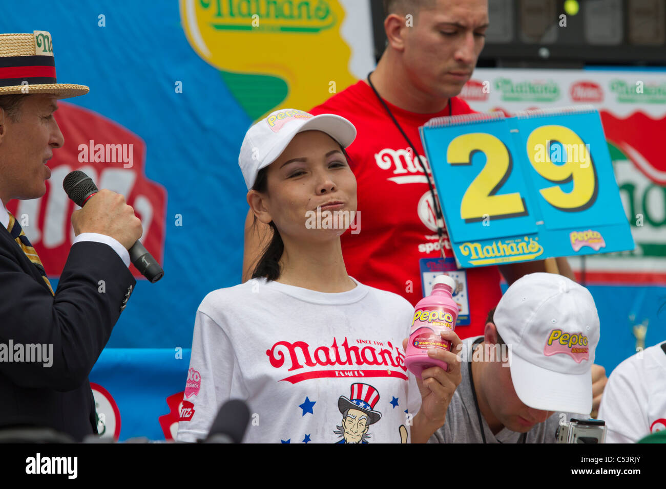 Gagnant Sonya Thomas tout de suite après la fin de son dernier chien chaud au Nathan's Famous Hot Dog Eating Contest International Banque D'Images