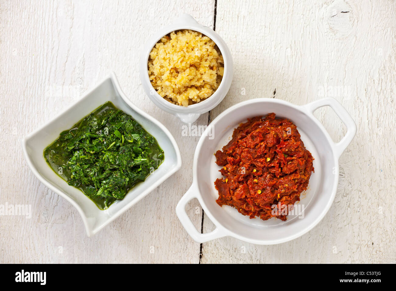 Le pesto avec les couleurs de l'Italie - composé de roquette et pesto de basilic, le fromage et les pignons de pin et tomates séchées Banque D'Images