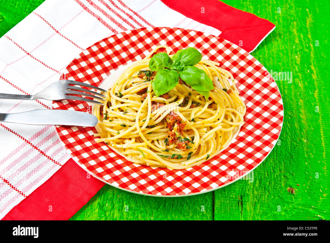 Spaghetti au pesto, fabriqué à partir de tomates séchées, Grana, pecorino, roquette, basilic, noix de pin et l'ail Banque D'Images