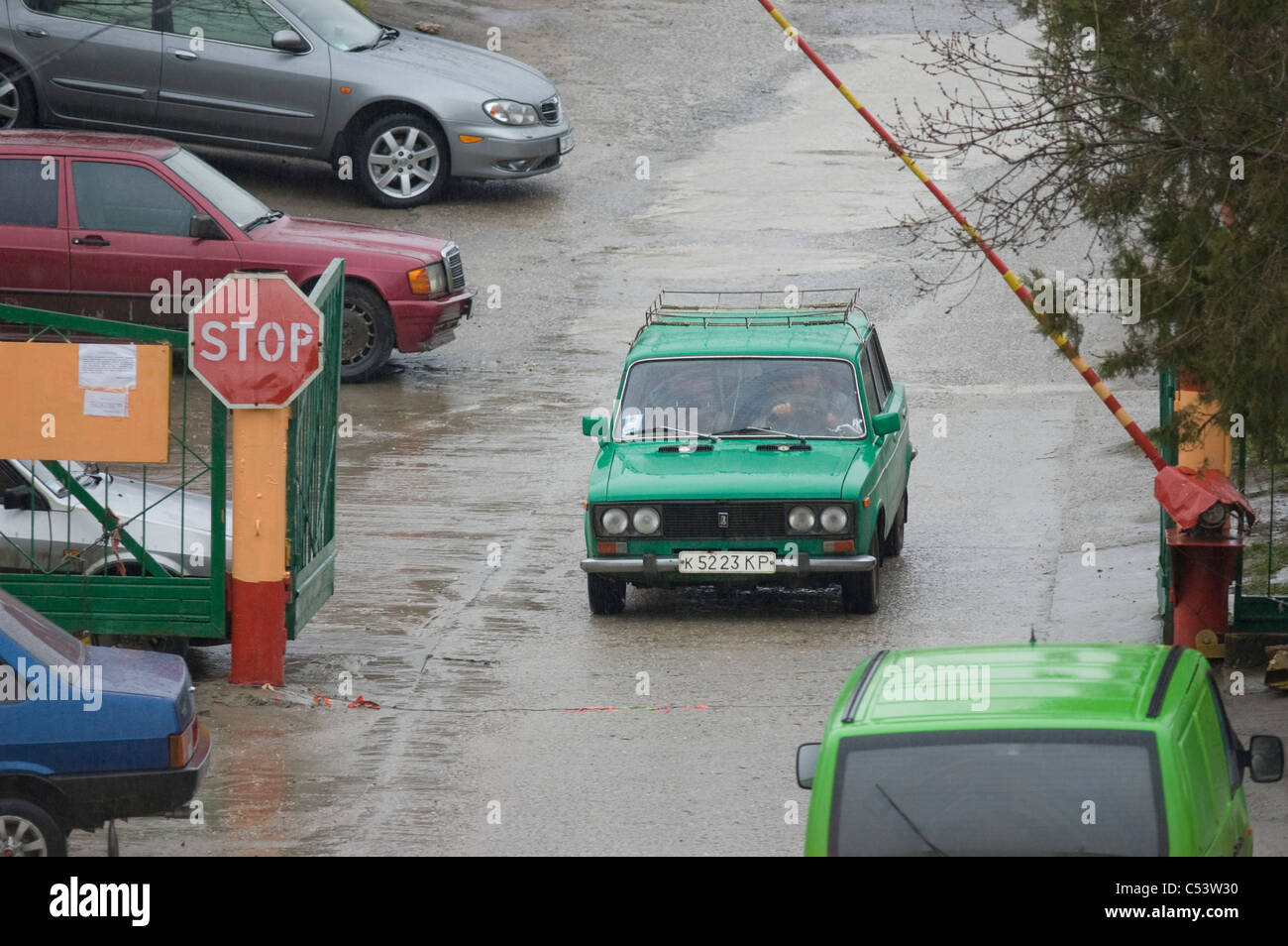 Vieux modèle 'Lada' automobile en passant par la porte d'un parc de stationnement, l'autonomie de la Crimée, Ukraine Banque D'Images