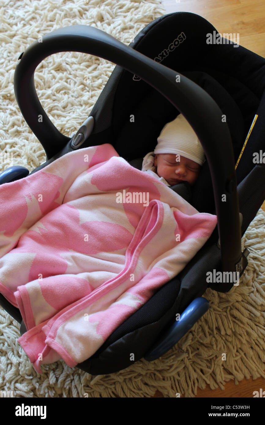 Naissance d'un bébé fille arrivant à l'accueil siège-auto Photo Stock -  Alamy