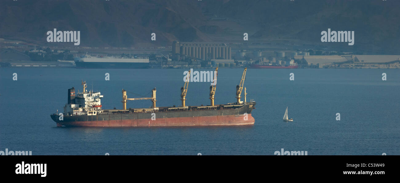 Un navire sur lest de vrac sec au large de la côte d'Eilat, Israël. Dans l'arrière-plan : Arab Potash Company's installations, la Jordanie. Banque D'Images