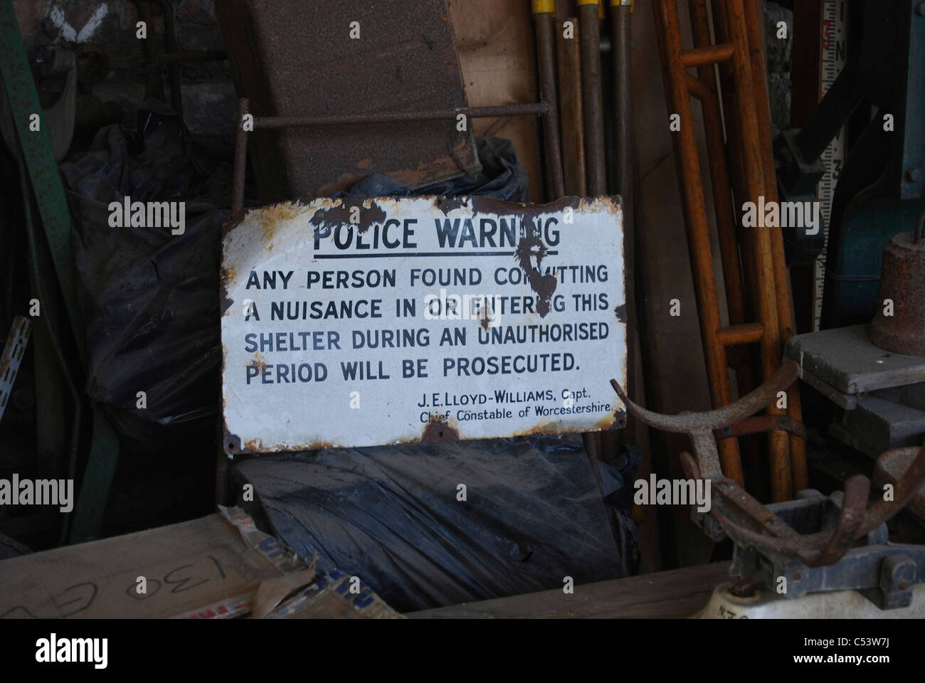 Un panneau d'avertissement de police vintage Banque D'Images