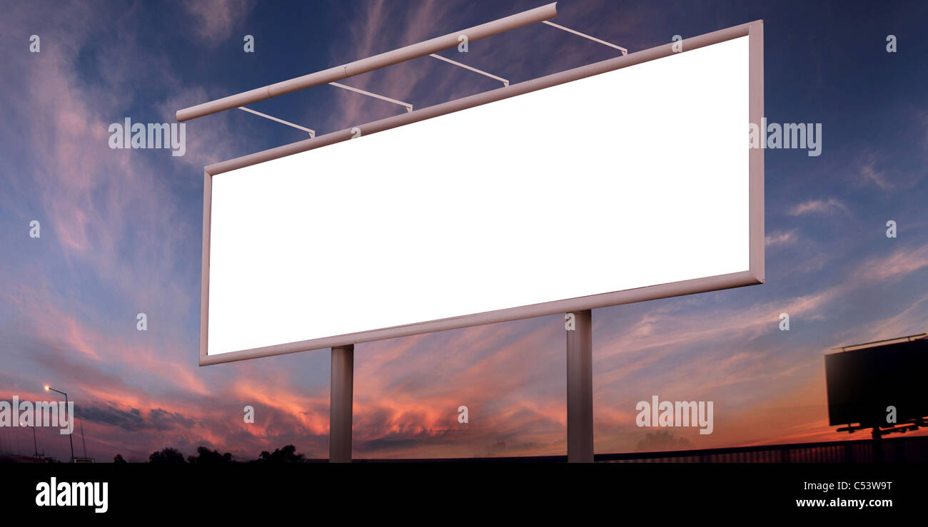 Big Blank billboard sur sunset sky Banque D'Images