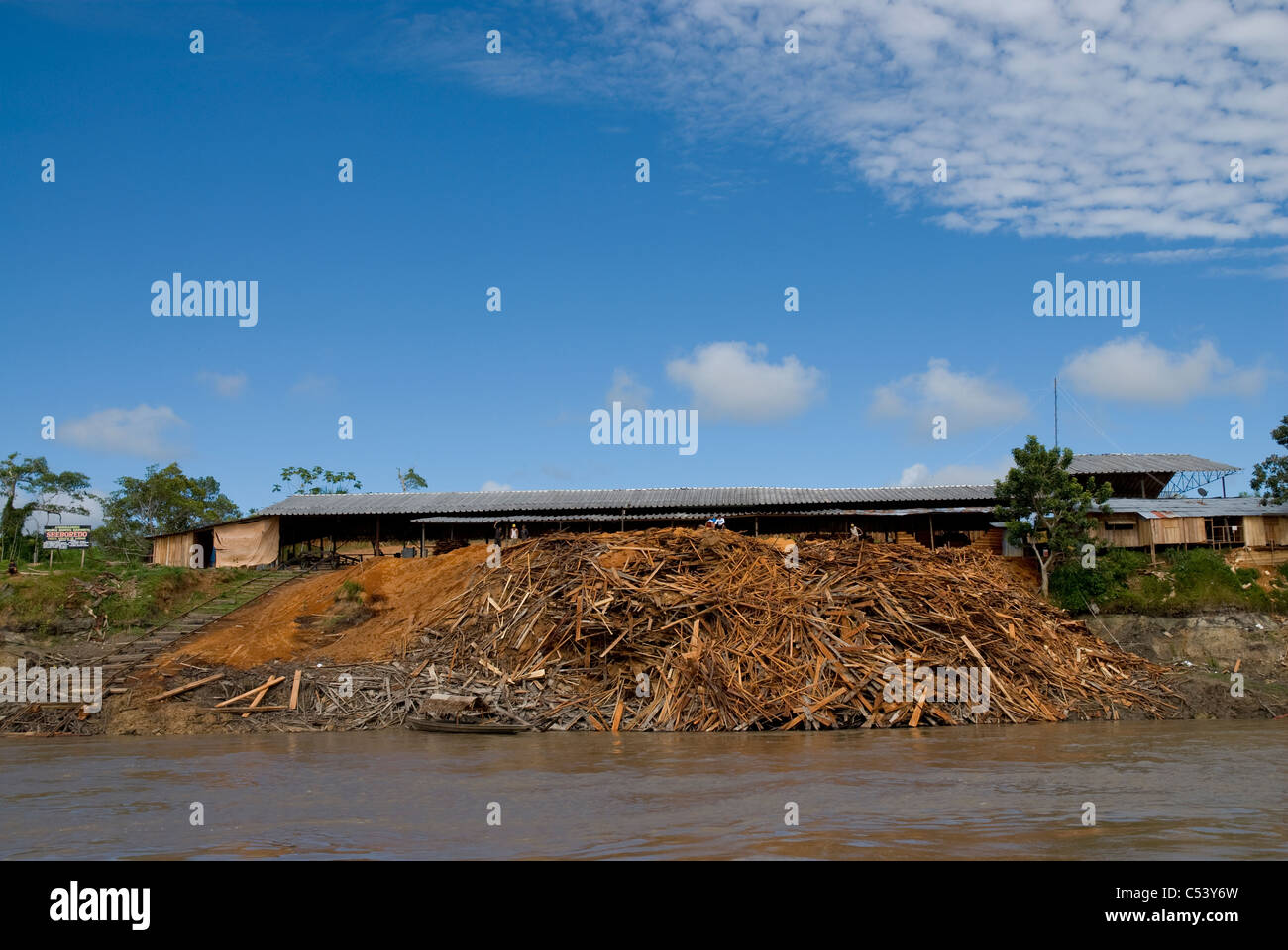 Et des déchets de scierie sur la rive de la rivière amazonienne, Loreto, Pérou Banque D'Images
