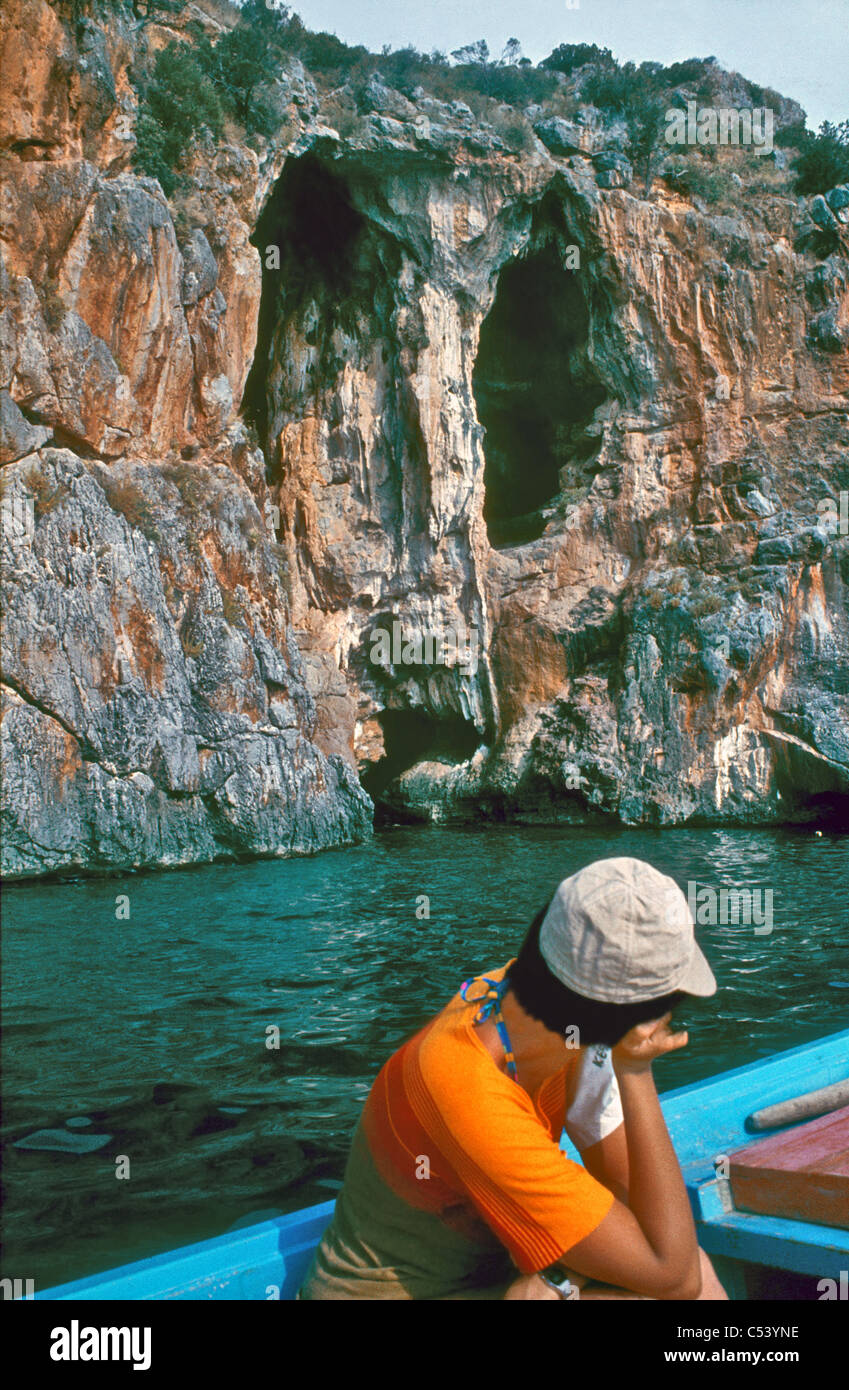 Grottes sur la côte du Cilento, près de Marina di Camerota. Banque D'Images