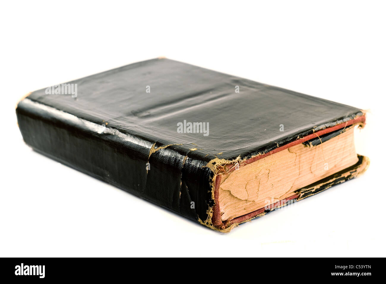 Un très vieux livre ancien, avec couvercle noir isolé sur un fond blanc. Banque D'Images
