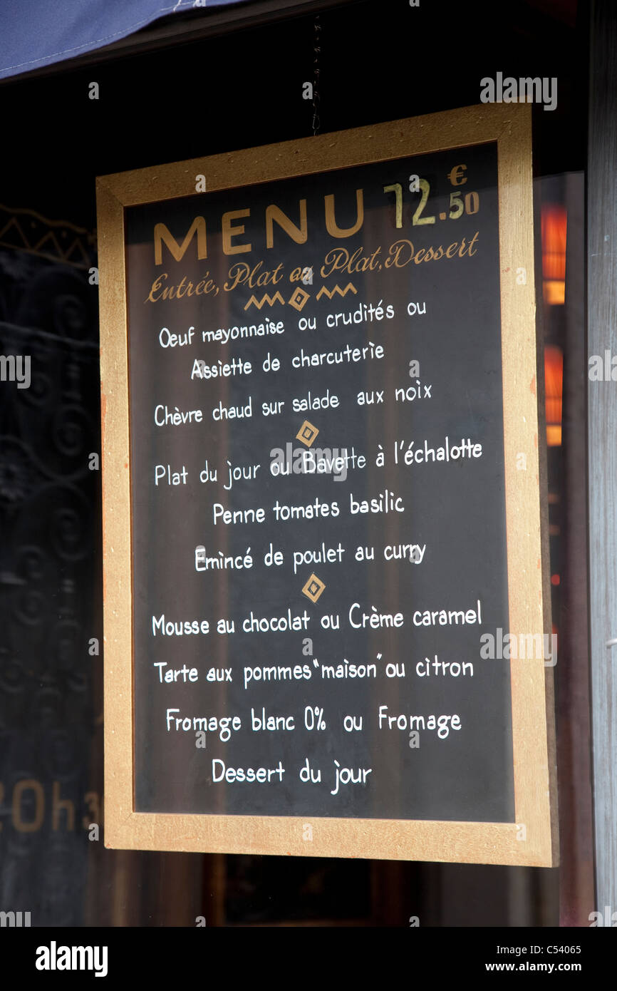 Menu français suspendu dans Restaurant à Paris, France Photo Stock - Alamy