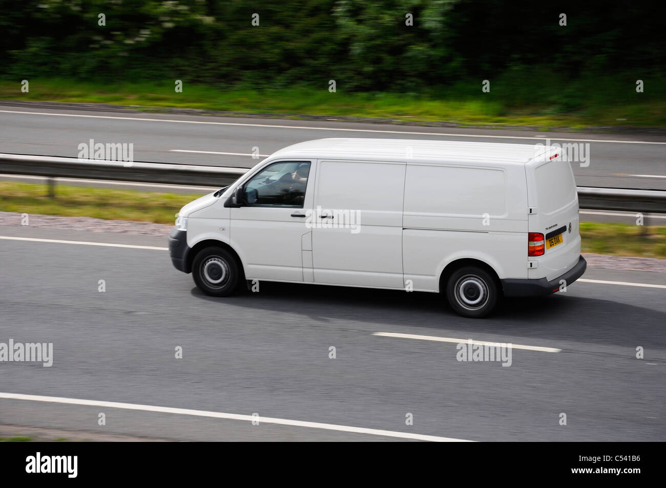 White van de la conduite sur autoroute. Banque D'Images
