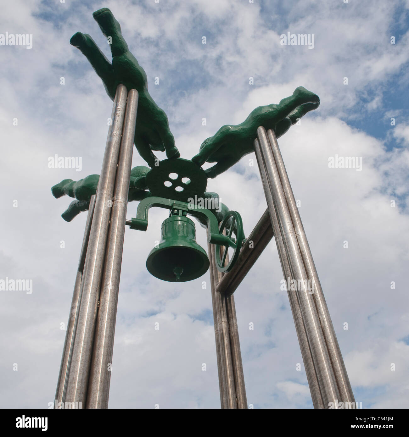 Low angle view of a Bell de sculptures au Parc de la paix de Nagasaki, Nagasaki, Japon Banque D'Images