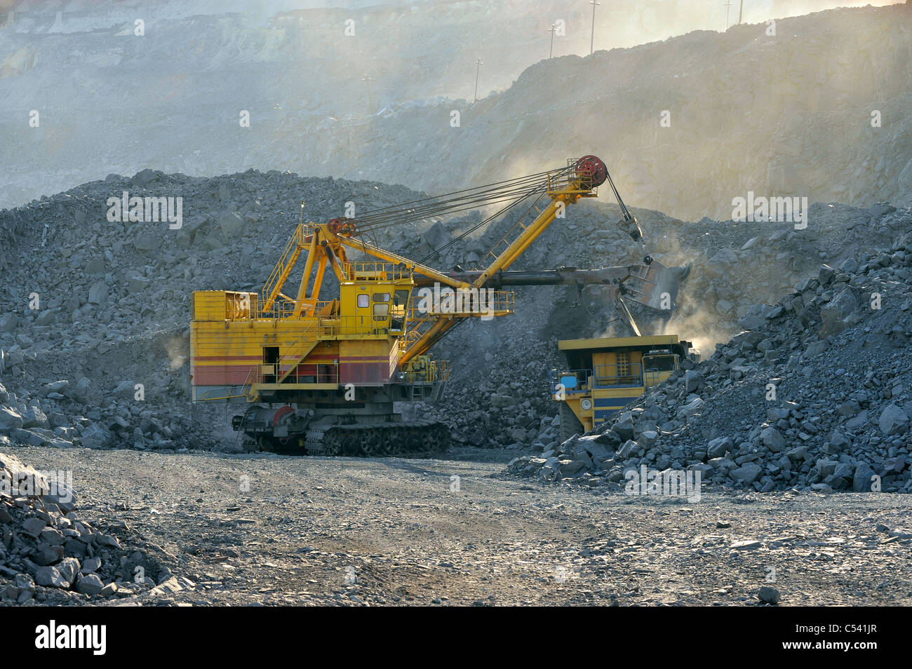 Le chargement de minerai de fer sur de très gros corps-dump truck Banque D'Images