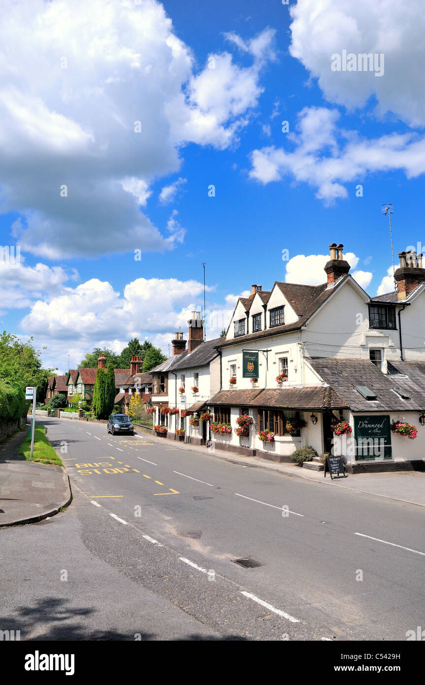 Le pub du village d'Albury, Drummond Arms, dans les collines du Surrey Banque D'Images