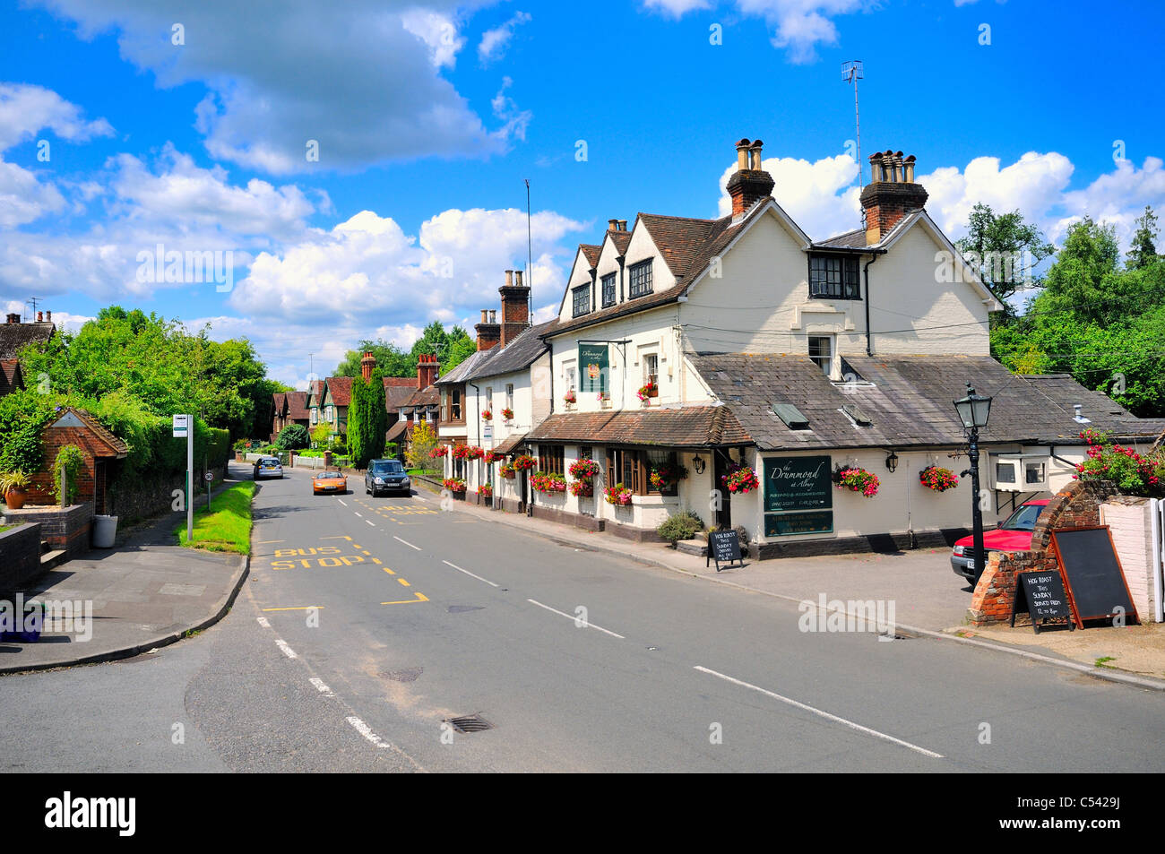 Le pub du village de Albury ,Drummond Arms dans le Surrey Hills Banque D'Images