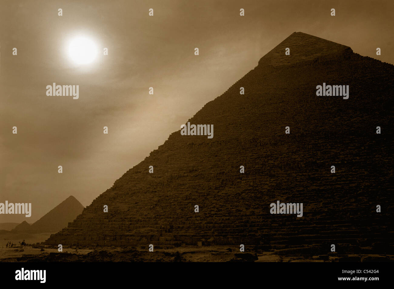 Les grandes pyramides de Gizeh, Le Caire, Égypte. Sepia image prise au cours de sable. Banque D'Images