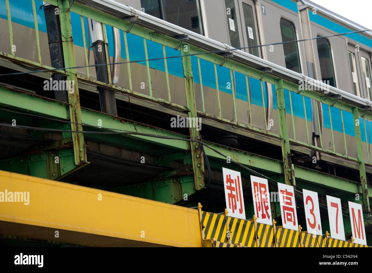 Subway train sur un pont, la ligne de métro Yurakucho Tokyo, Ginza, Chuo Ward, Tokyo, Japon Banque D'Images