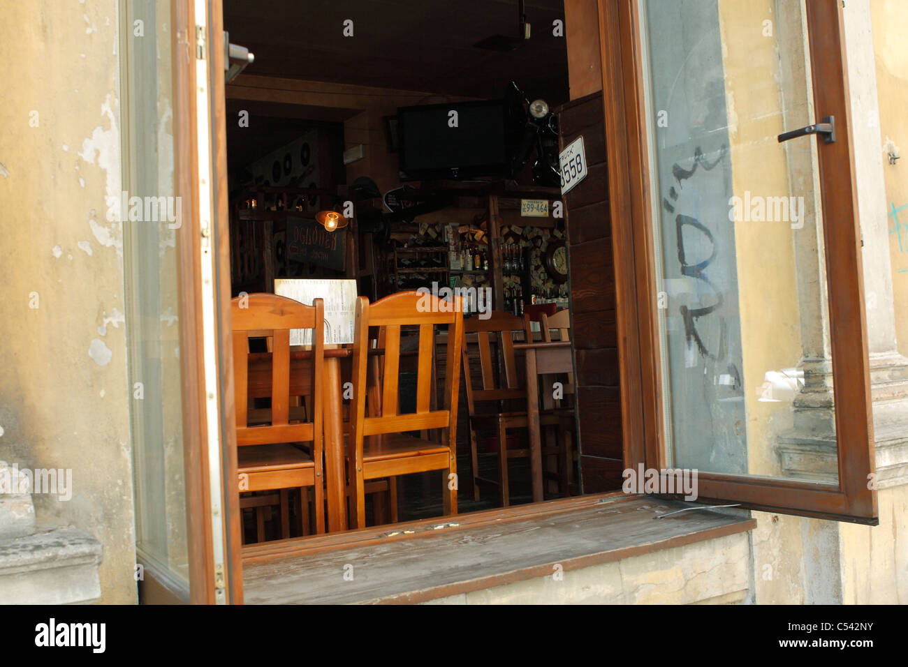 Intérieur du bar vu à travers la fenêtre ouverte. Cracovie, Pologne. Banque D'Images