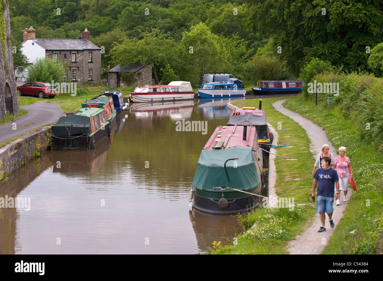 Les randonneurs à pied de halage sur Monmouthshire et Brecon Canal près de village du sud du Pays de Galles Powys Personnalités UK Banque D'Images