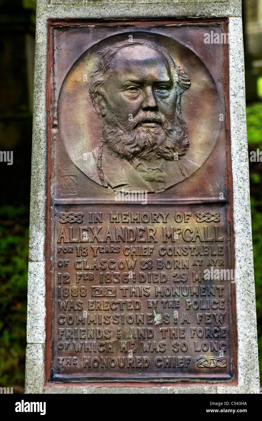 Pierre tombale d'Alexander McCall, conçu par Charles Rennie Mackintosh dans la nécropole, Glasgow, Écosse, Royaume-Uni Banque D'Images
