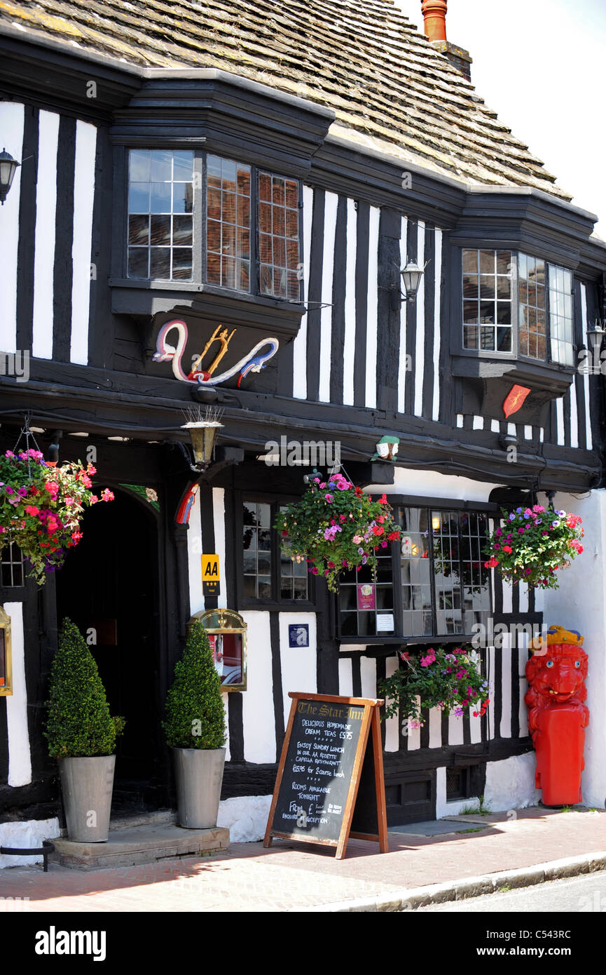 Datant de 1345 le Star Inn dans le centre de Alfriston est un des plus anciens pubs Banque D'Images