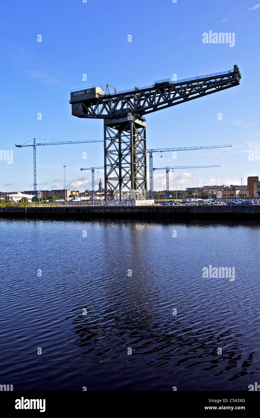 Les grues de construction à Glasgow sur le site Scottish Hydro Arena, Glasgow, Ecosse, Royaume-Uni. Tour de l'université à l'horizon. Banque D'Images
