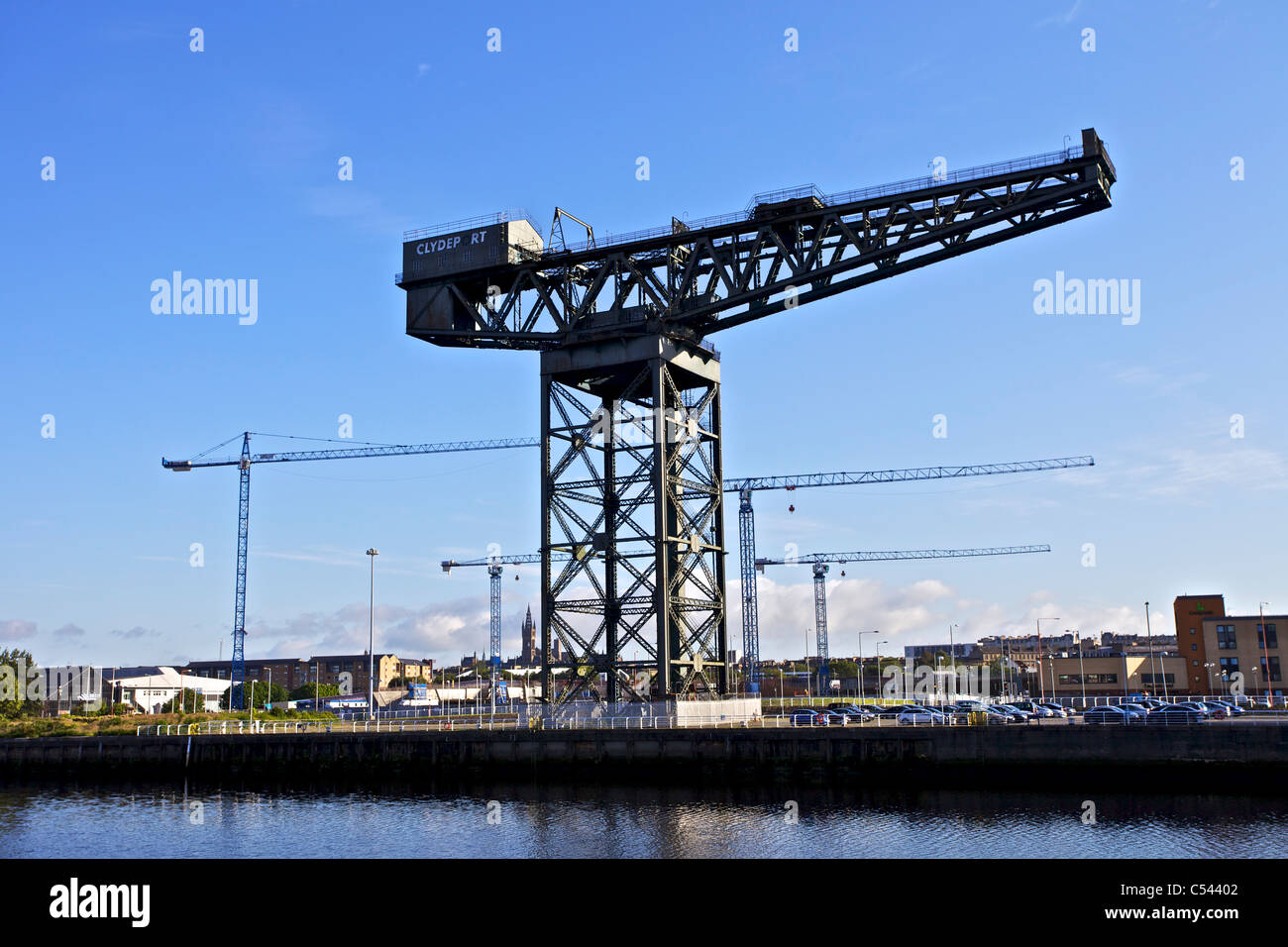 Les grues de construction à Glasgow sur le site Scottish Hydro Arena, Glasgow, Ecosse, Royaume-Uni. Tour de l'université à l'horizon. Banque D'Images